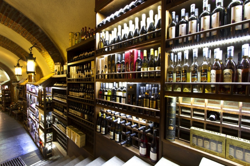 ecommerce-LA ROQUE EN PROVENCE-min_world_street_travel_shop_canon_georgia_wine_bottles-429767